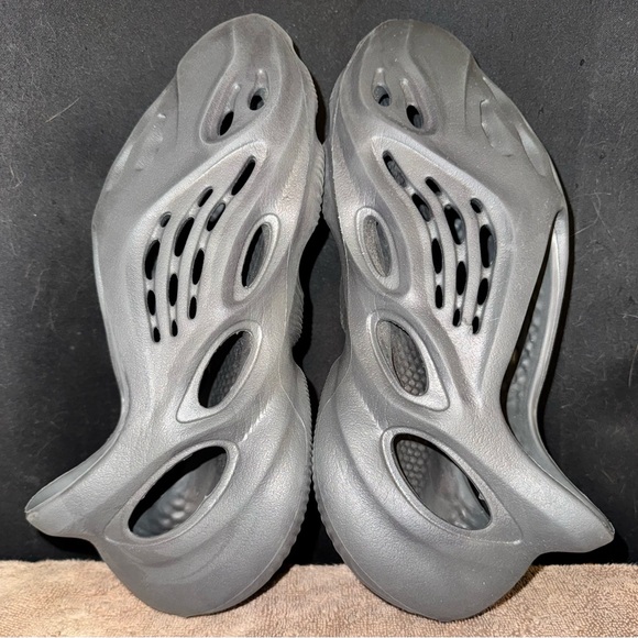 Adidas × Kanye West × Yeezy
Yeezy Foam RNNR in Carbon Men’s size 8 - Picture 6 of 16